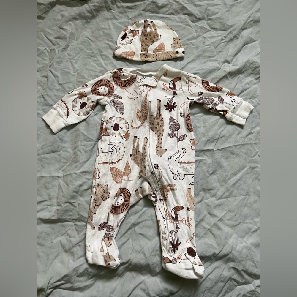 Newborn footed sleeper and hat set (girls/boys/unisex) (carters)